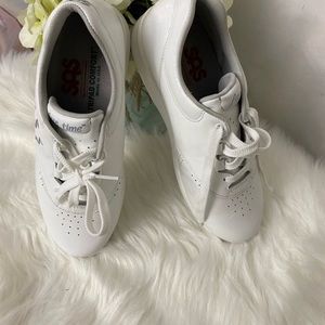 SAS FREE TIME WHITE SNEAKERS Size: 6.5 M